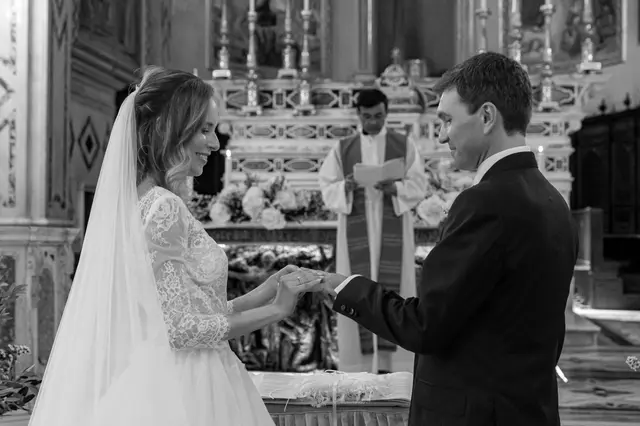 Lo scambio degli anelli davanti all’altare, in bianco e nero