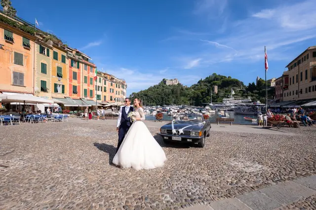 Gli sposi nella piazzetta di Portofino accanto a un’auto d’epoca