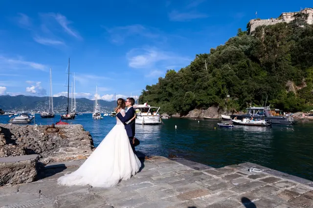 Gli sposi sugli scogli davanti al porto di Portofino